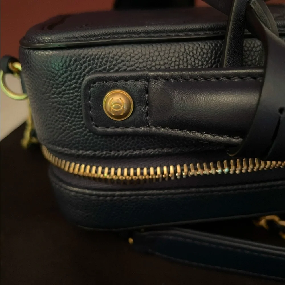 Chanel Caviar CC Filigree Vanity Case - Picture 5 of 11